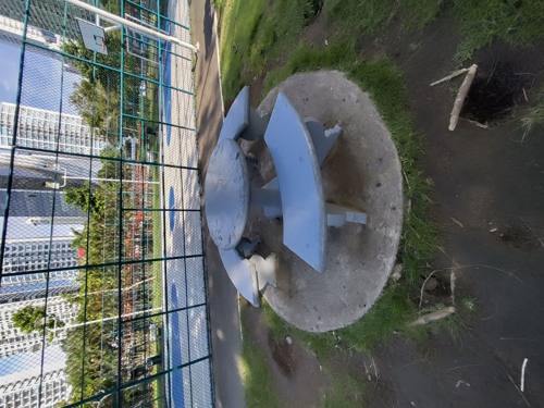 Tables de pique-nique à côté des terrains de basket