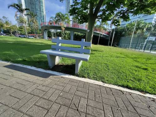 Bancs et pont piéton vers Parque Urracá