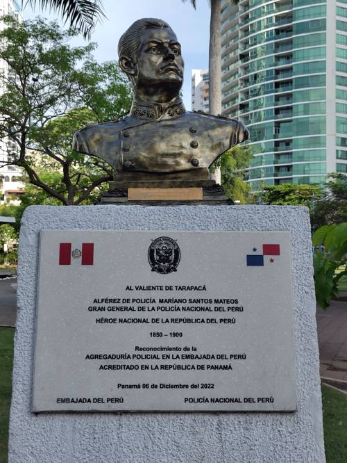 Statue Mariano Santos Mateo (Pérou)