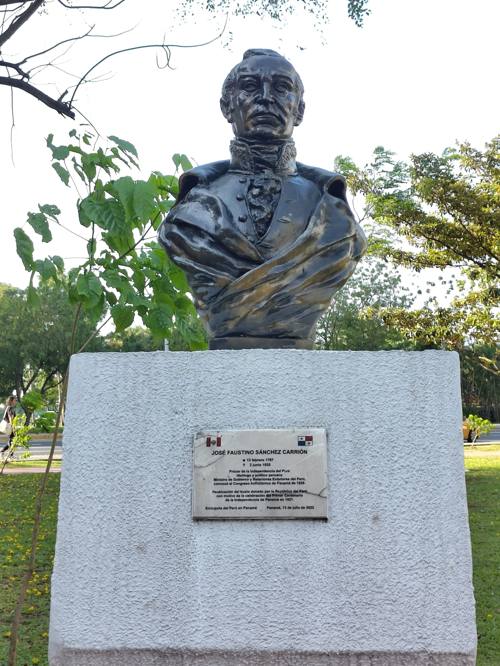 Statue commémorative — buste de bronze