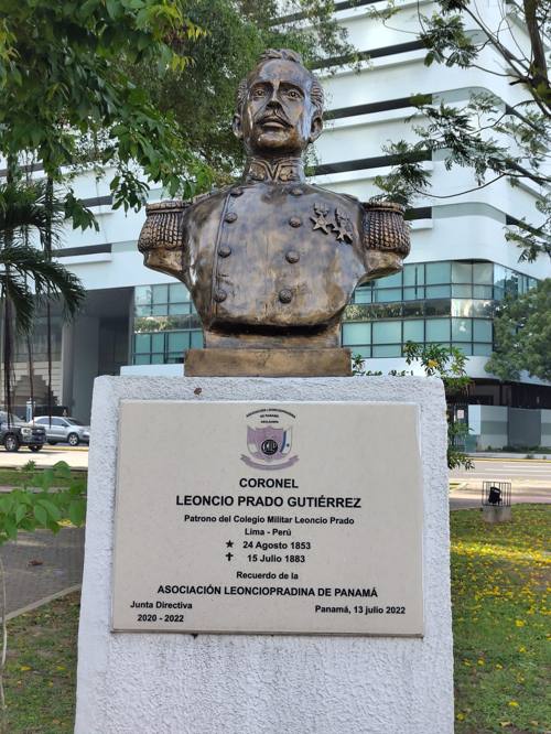 Statue commémorative — vue latérale