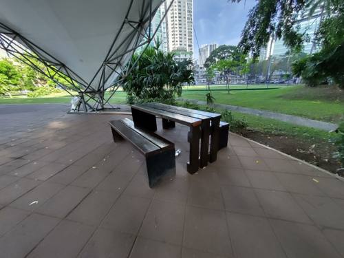 Tables de pique-nique sous les arbres