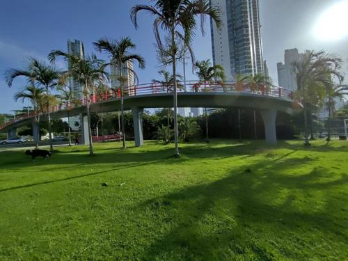 La passerelle vue depuis Cinta Costera, à l'arrivée côté mer