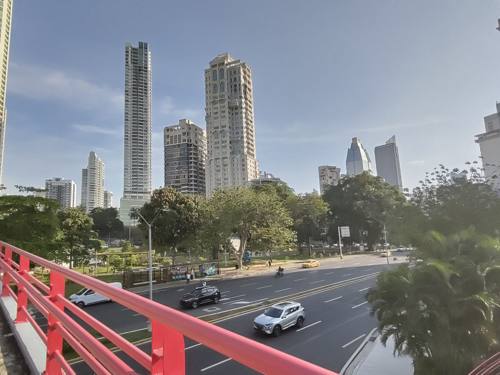Tablier de la passerelle, angle alternatif sur la skyline