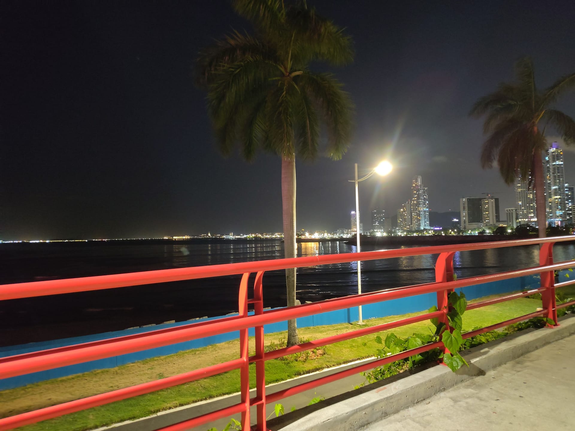 Bahía de Panamá at night
