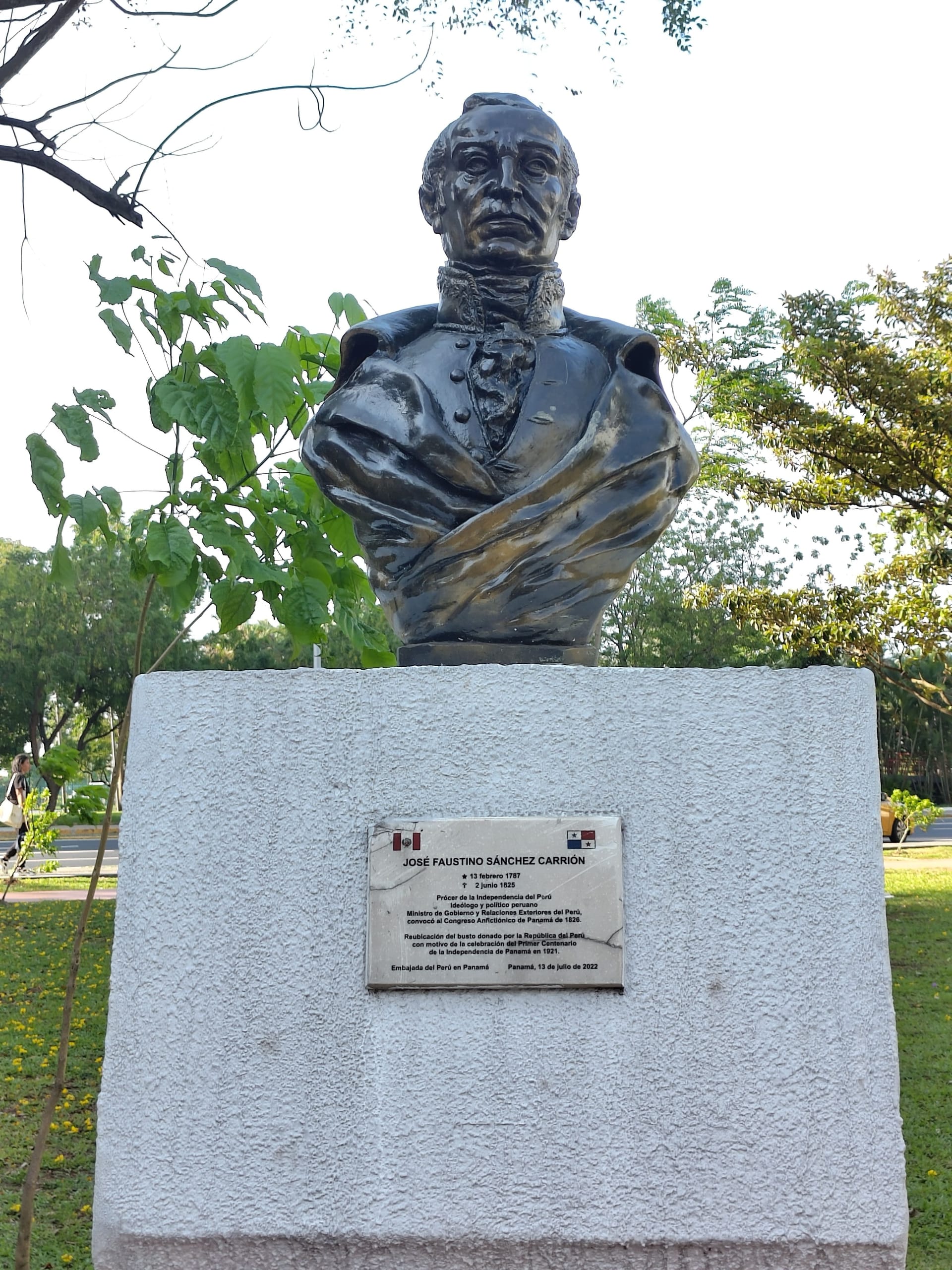 Statue commémorative — buste de bronze
