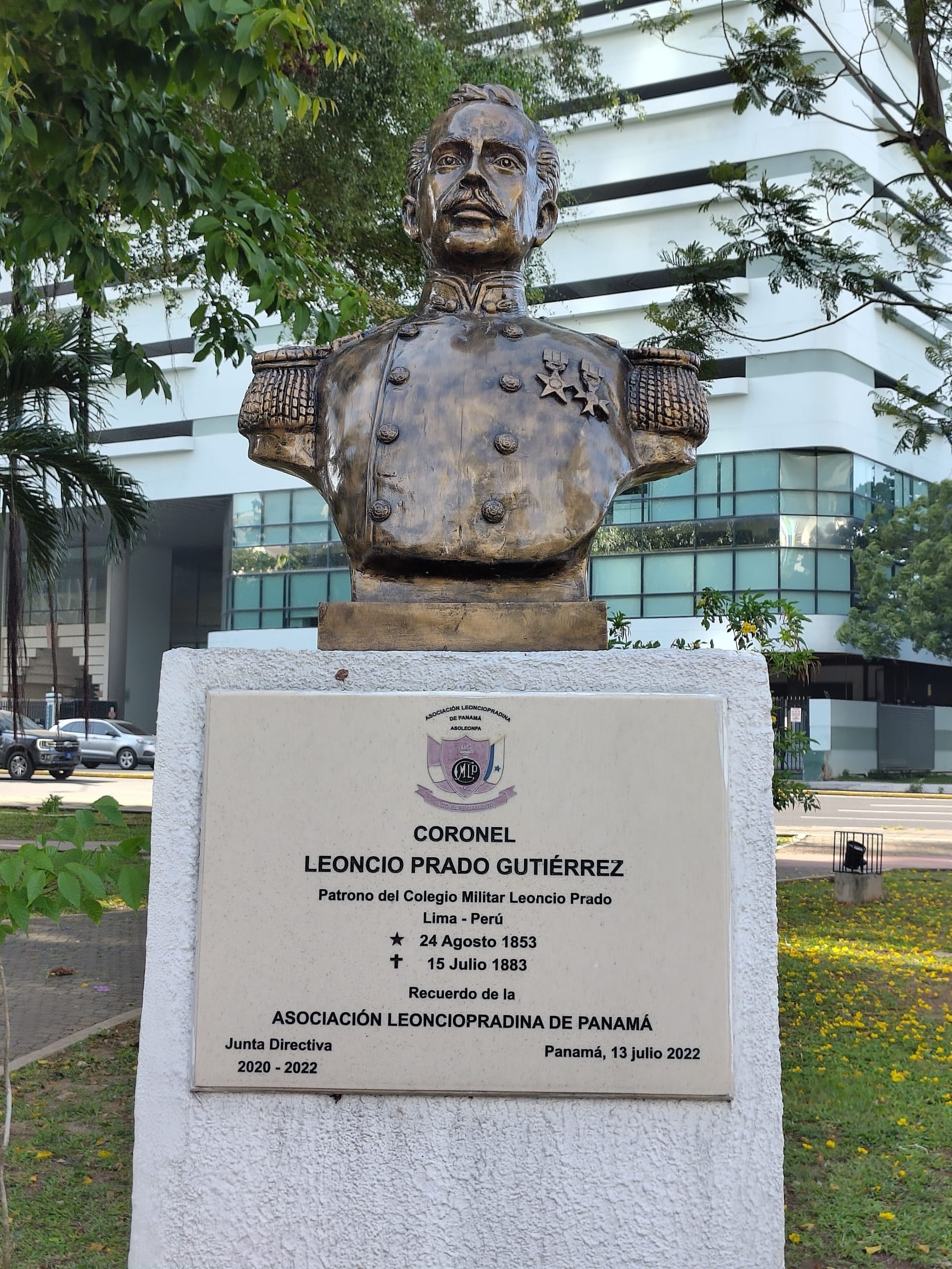 Statue commémorative — vue latérale