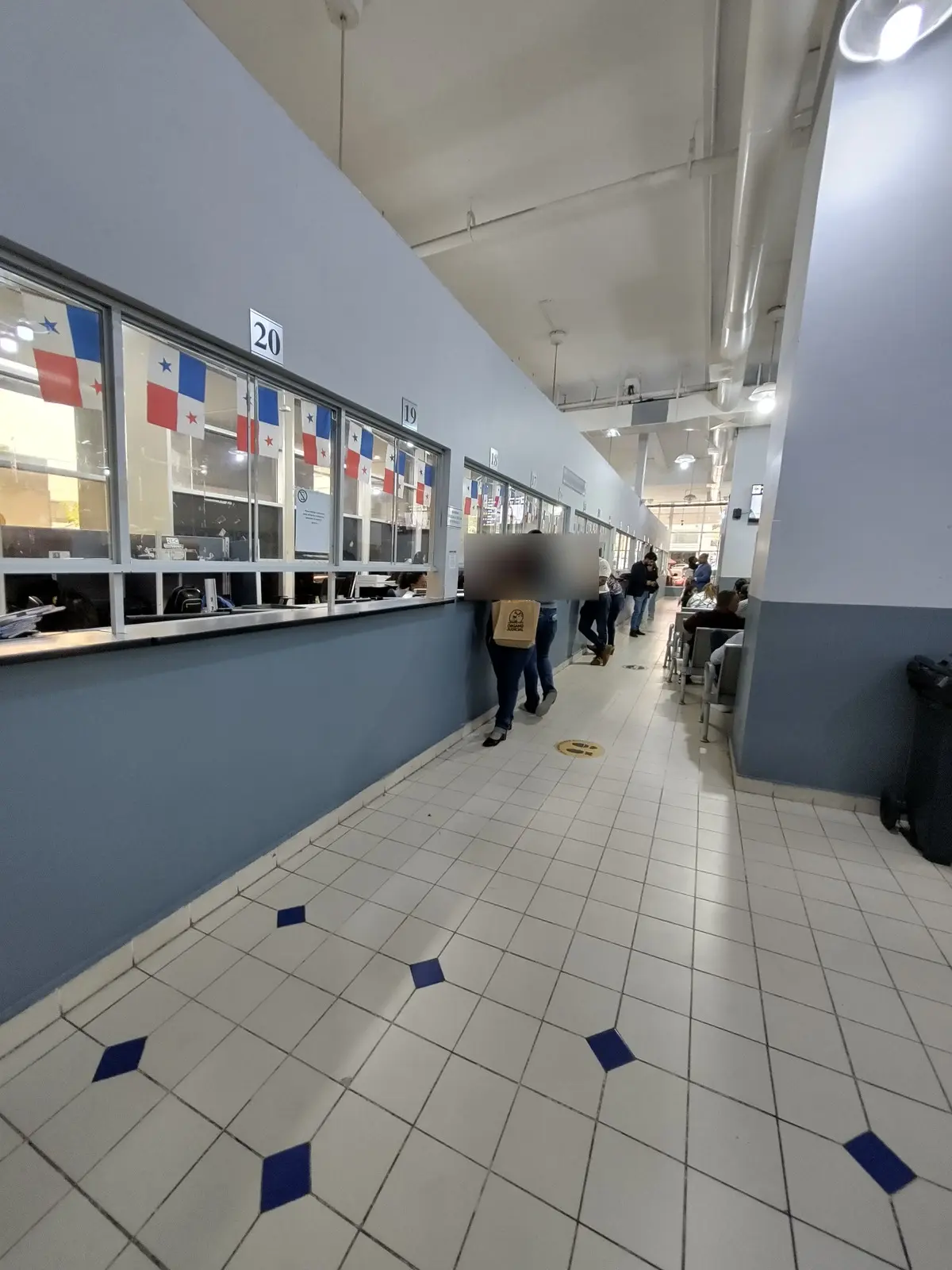 Numbered counters and Panamanian flags inside the Servicio Nacional de Migración